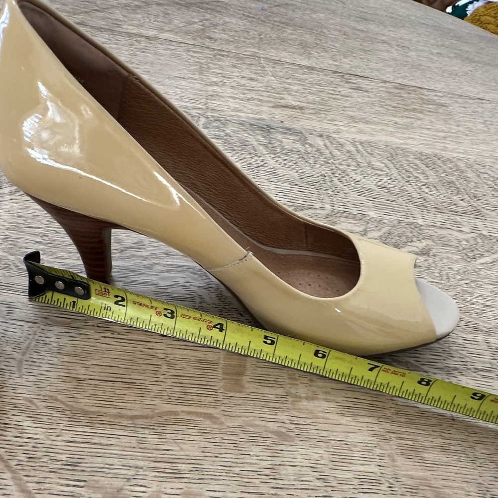 Clarks NWOB Artisan Indigo Nude Tan Patent Peep Toe Pumps Heels Dress Shoes 6.5 - Picture 8 of 15